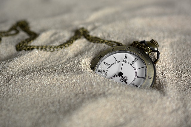 砂に埋もれた懐中時計